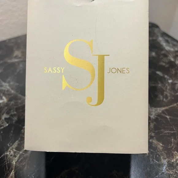 Gold Elegant Watch - Picture 2 of 3